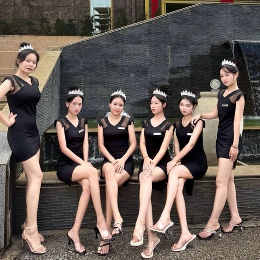 华纳万宝路礼仪服务人员列队合影，黑色统一制服形象展示